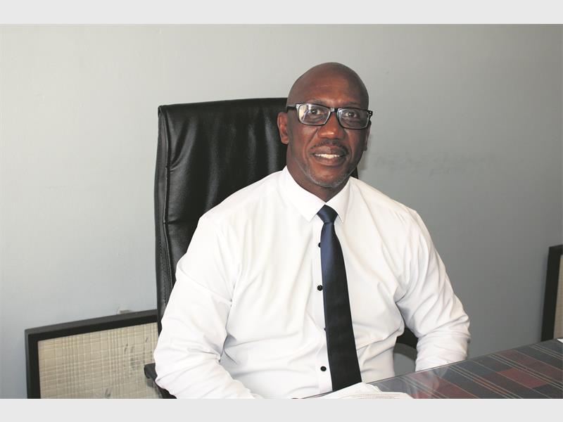 With over two decades of experience, newly appointed principal Selby Nkosi has big plans to elevate Strubenvale Primary. His vision focuses on academic excellence, teamwork, and empowering the community.