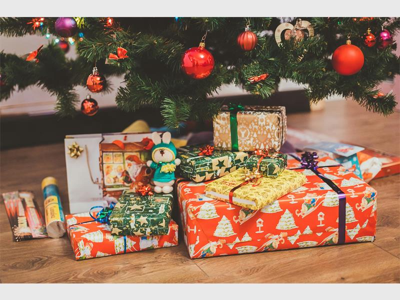 While kids dream of mountains of presents, it’s often the thrill of unwrapping that matters most. The '5 Gift Rule' can help families focus on meaningful gifts while keeping holiday spending in check.
