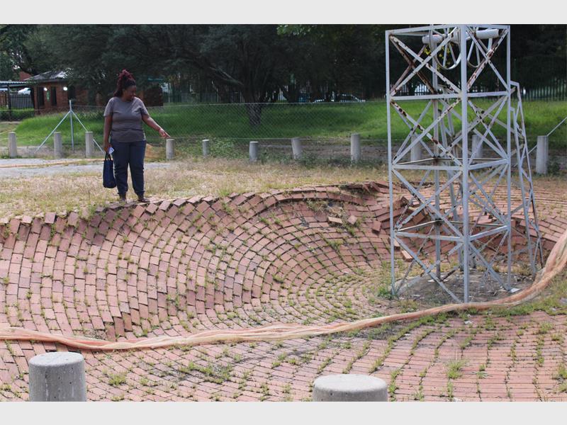 Residents say the worsening sinkhole at Springs Clinic is putting patients and staff at risk.