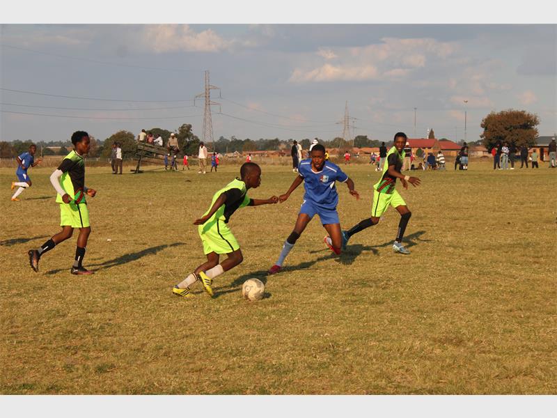 Sanders United FC delivered a dominant 9–0 victory over Abaqilazi FC at Kwa-Thema Sports Complex on Sunday.