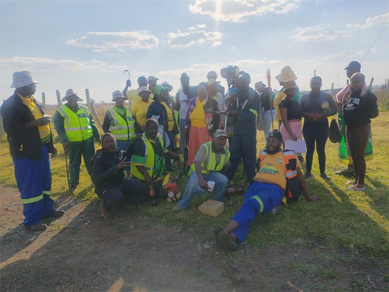 Members of the Langaville Ext 3 CPF and Ward 81 community members joined forces to clean overgrown grass and litter in an effort to improve safety and prevent criminal activities in the area.