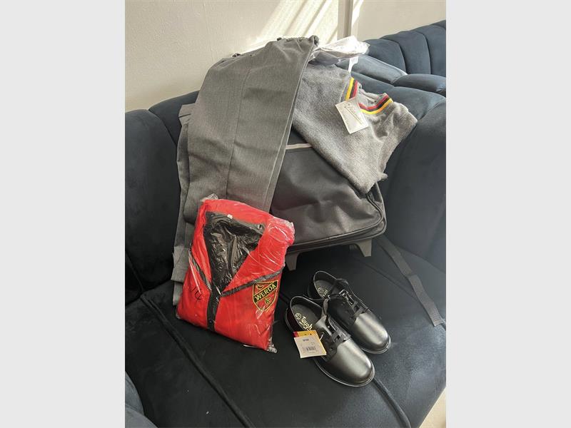 A Laerskool Werda parent has been praised for her generosity after donating a new school uniform and school bag to a learner in need.