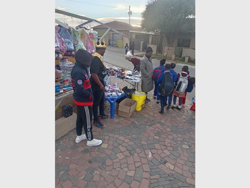 Street vendor Mcedidi Mathathe marked his 40th birthday by handing out 300 party packs to local children, thanking his young customers and encouraging youth to pursue entrepreneurship instead.
