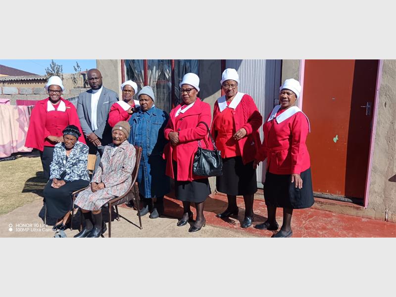 St Matthews Methodist Church in Kwa-Thema honoured Mandela Day by visiting elderly congregant Violet Molefe at her home, bringing gifts, companionship and smiles.