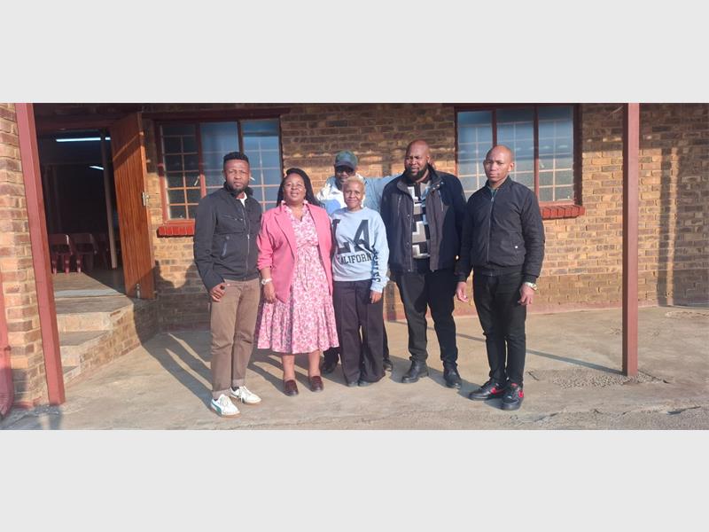 Young adults from Tsakani gained practical entrepreneurship, mentorship and personal development insights at the Stuck in the Middle seminar, where speakers encouraged them to start businesses with the resources they already have while local entrepreneurs pledged free training and learnership opportunities.
