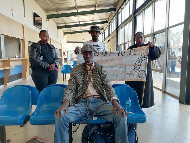 Frustration boiled over at the Kwa-Thema Customer Care Centre when a Langaville Ext 6 resident chained himself to a chair to demand action over an electricity outage that began on August 13.