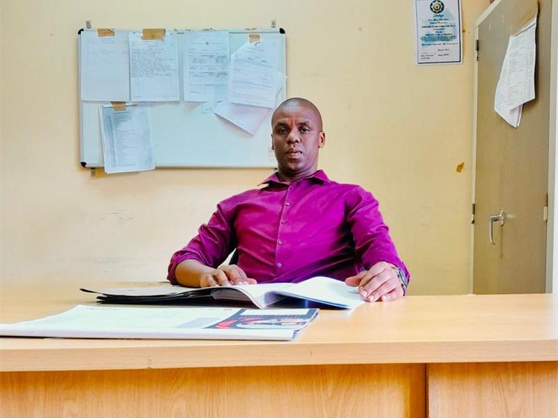 Duduza SAPS station commander commends Sergeant Ambitious Sekonya for his dedication in bringing justice to the community.