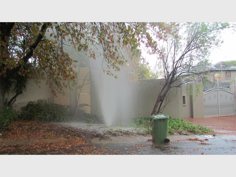 A burst water pipe, discovered late on Saturday night, has left parts of Sandown and Strathavon facing low pressure or no water, with Johannesburg Water unable to confirm when supply will be restored.