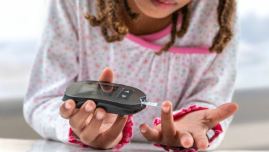 What are the signs of type 1 diabetes in children?