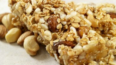 Seeded date-and-granola energy bars-min