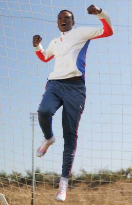 Noko Matlou begins to warm up.