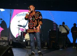 Radio personality Paul Mvulane Mnisi welcomes Samthing Soweto to the Mbira stage. Photo: Asanda Matlhare