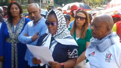 Lebogang from the Saccawu reads memorandum to everyone before they submit it.
