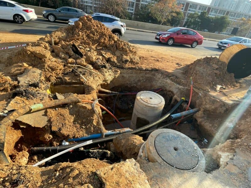 While Vumatel confirmed that they were not responsible for the damaged fibre cables at the long-excavated Katherine Street, and that they belonged to Dark Fibre Africa, they did confirm that repairs have been completed.