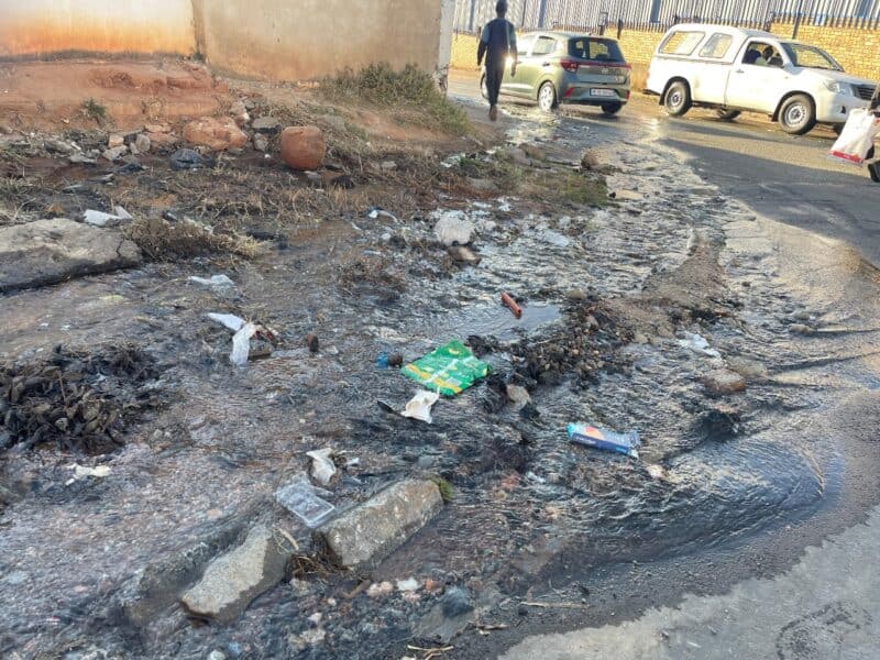 A major water pipe burst at the corner of 4th Avenue and 10th Road in Kew has continued to gush clean water into the street for several days, raising concerns from residents and commuters as no official response has been received from Joburg Water.