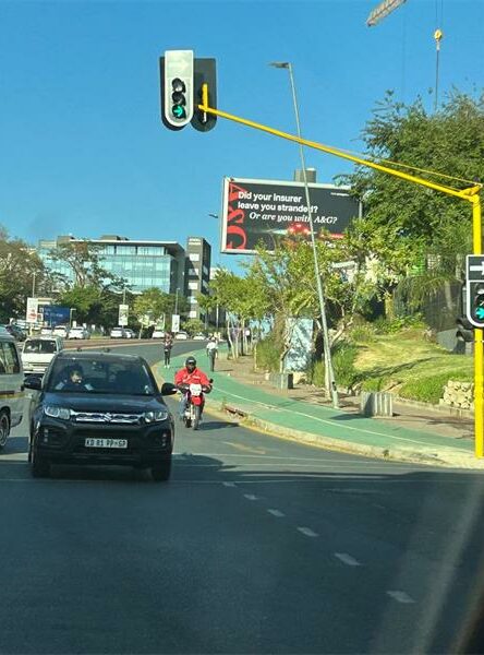 After weeks of concern from motorists and residents, the City of Johannesburg has reinstated the right-turn signal at the busy Katherine Street and Grayston Drive intersection, restoring safer driving conditions.