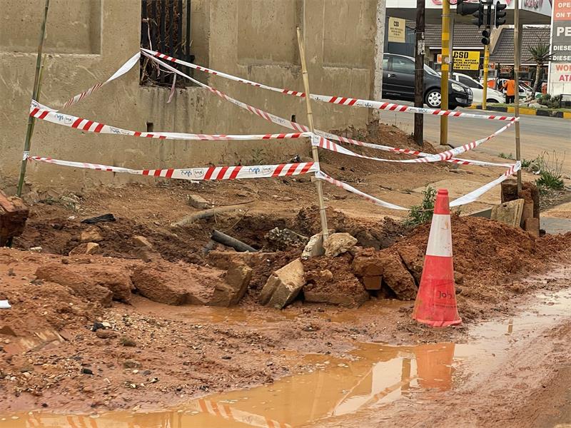 Despite Johannesburg Water taping off the site, a leak on 9th Road continues to waste clean water.