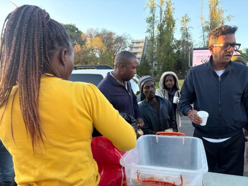 On the morning of October 1, Sandton’s Grayston Drive lit up with smiles as the Wena Wednesday initiative welcomed workers with free coffee and freshly baked scones.