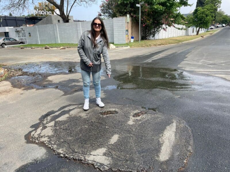 After years of residents’ frustration, Johannesburg Roads Agency confirms that the sinkhole at 4th Street and Victoria Avenue in Parkmore is suspected to be caused by a Johannesburg Water (JW) pipe.