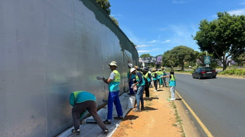 Rivonia residents, Asezwao group, and Ward 91 councillor Andrew Stewart rolled up their sleeves to give Rivonia Road a fresh new look.