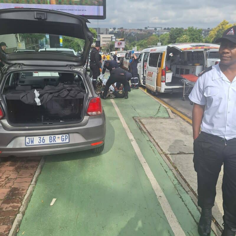 A security officer’s quick response to a suspected robbery vehicle sparked a dramatic chase through Sandton, leaving four suspects arrested.