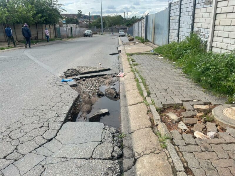 Just four months after Johannesburg Roads Agency repairs, new and worsening potholes have emerged at the corner of 4th Avenue and 10th Road in Kew, raising safety concerns for daily commuters.