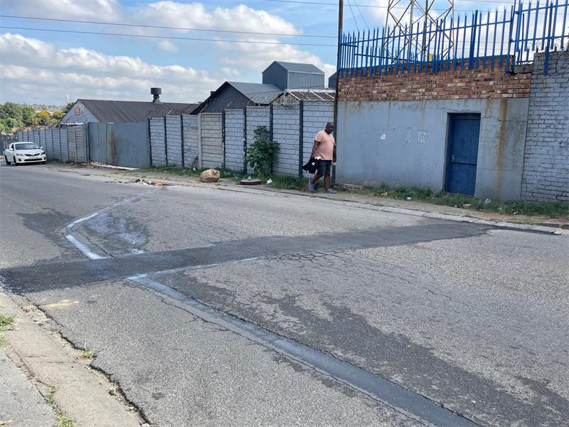 After months of complaints and temporary soil fixes, Johannesburg Roads Agency completed the repairs at 4th Avenue and 10th Road in Kew, but questions on long-term rehabilitation remain.