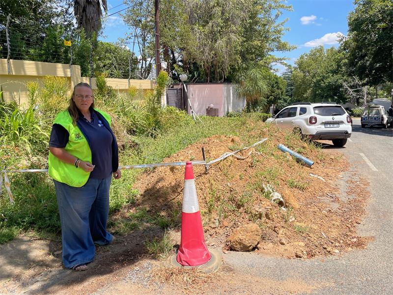 Despite repeated reports to Johannesburg Water, a pipe burst and a deep excavation between on Mngeni Road continues to pose safety risks for River Club residents.