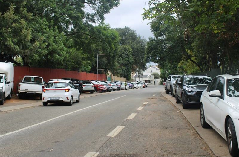 Sandown commuters say traffic around Emeris has turned into an all-day jam. Campus management, JMPD, and Ward 91 councillor Andrew Stewart provide their feedback on what’s being done to tackle the problem.