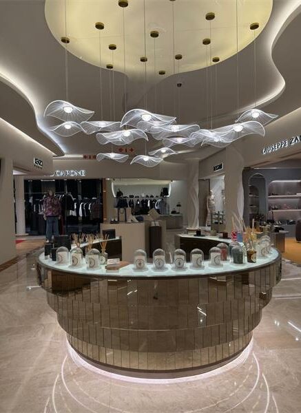Maison Deux, a new luxury concept at Hyde Park Corner, unites global fashion, refined homeware, and South Africa’s first Marc Jacobs Café in a single destination.