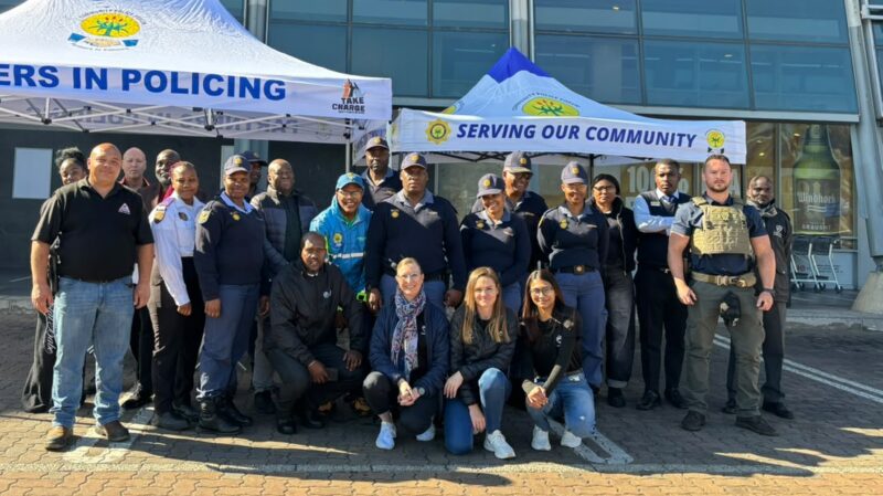 Police, private security and the Randburg CPF teamed up outside Pick n Pay on Nicol to educate shoppers and motorists on preventing robberies and vehicle-related crime.