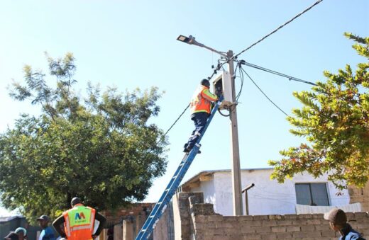 City Power disconnects multiple houses along River Park Drive during their electricity cutoff operation targeting houses that are illegally connected to the grid in Alexandra on May 29, 2025. Photo: Itumeleng Maloka