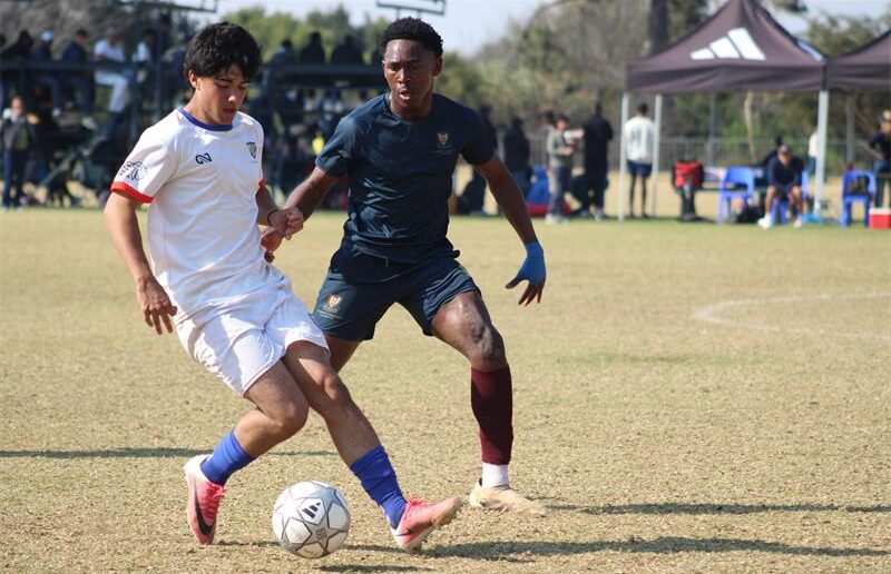 St Benedict’s Nathan Ross passes the ball as St John’s Kwandi Ngcobo attempts to tackle during the U19 finals of the St Davids Challenge Cup on August 9, 2026. Photo: Xoliswa Zakwe