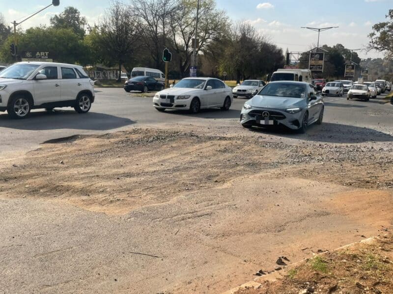 Johannesburg Water says the underground leak that prompted sinkhole fears at the corner of Winnie Mandela Drive and Argyle Avenue has been repaired, yet Ward 90 representatives say loose gravel and exposed asphalt continue to pose a risk on one of Sandton’s busiest roads.