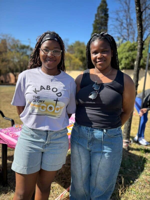 Chantelle and Tiffany Jena look forward to a cool outdoor day on August 29, 2026. Photo Duduzile Khumalo