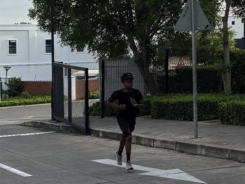 Hlohonolofatso Chauke runs uphill on September 20, 2026. Photo: Duduzile Khumalo