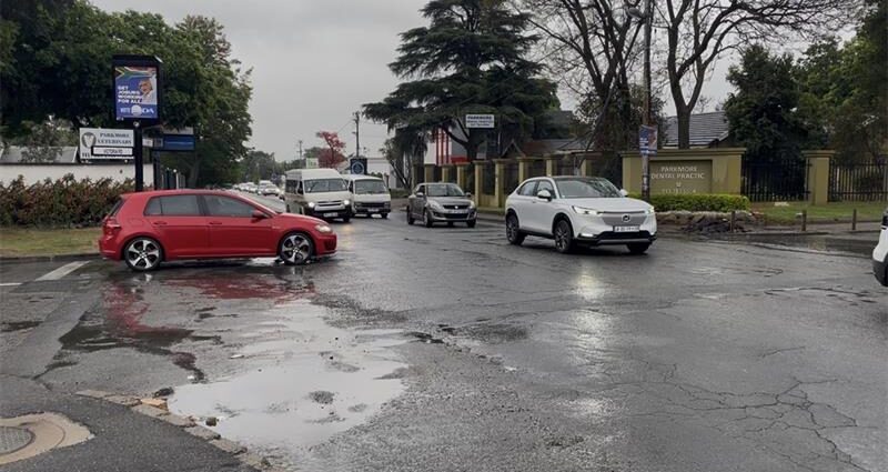 Taxi drives into the oncoming traffic lane along 11th Street in Parkmore, forcing vehicles to share the roadway on September 30, 2026. Photo: Xoliswa Zakwe