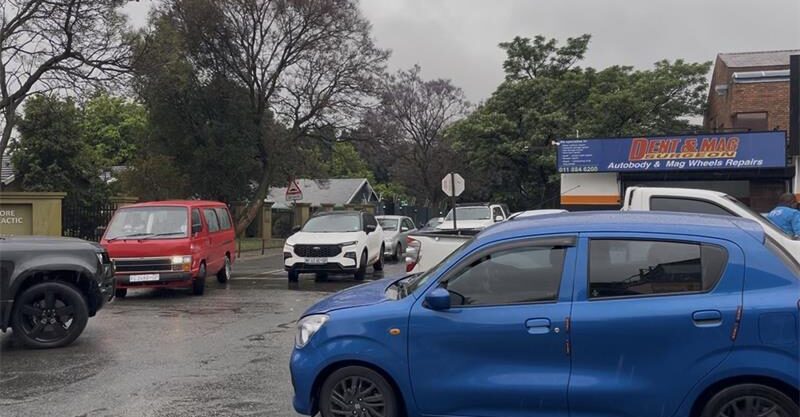 Vehicles queue at the busy intersection of 11th Street and Victoria Avenue in Parkmore as motorists navigate the congested, wet roadway on September 30, 2026. Photo: Xoliswa Zakwe