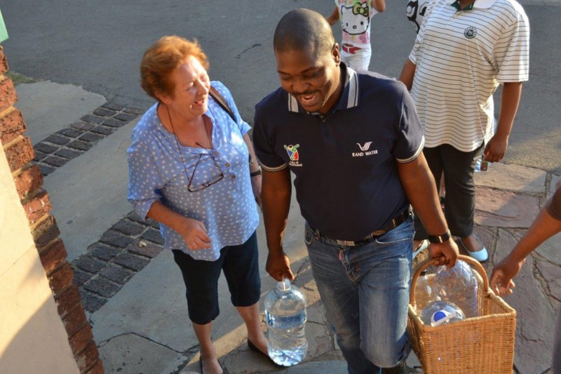 Ekurhuleni Member of Mayoral Committee for Water and Energy, Cllr Doctor Xhakaza spent his Saturday, November 14 in Germiston and the surroundings assessing the levels of critical reservoirs as well as interacting with the communities affected by the water supply interruptions. He took some time listening to their challenges. Key amongst the challenges raised included security around JOJO tankers and for people who could only fetch water in the evenings. The MMC has emphasised his call to all residents to use water sparingly. In the attached pictures, the MMC is seen helping residents by carrying their water into their block of flats.