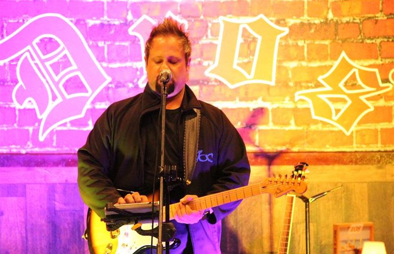 gallery-dusty-dixon-en-nicholis-louw-saam-op-een-verhoog-alberton-record