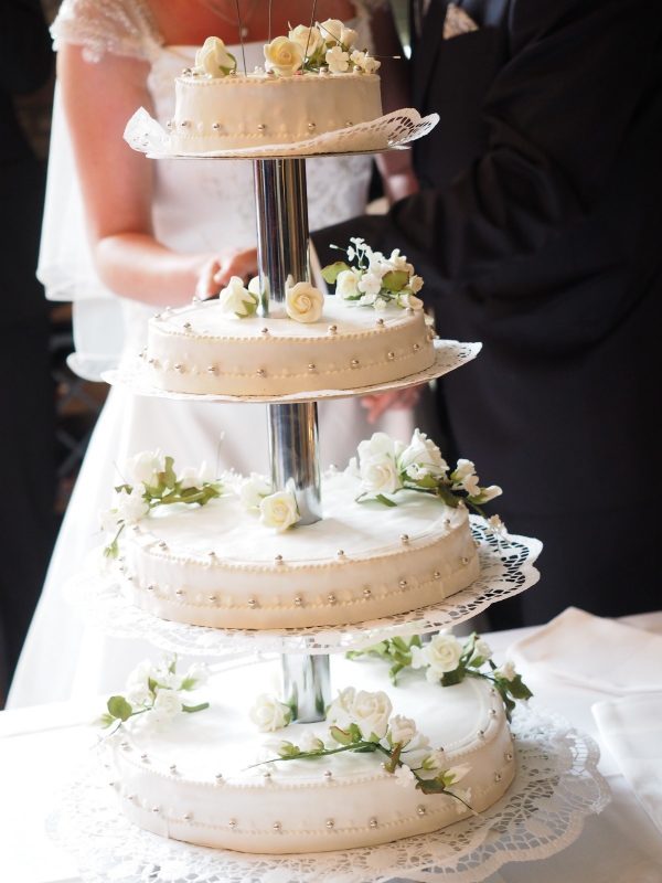 An Alberton woman’s willingness to help complete strangers transforms a wedding cake crisis into a story of community spirit