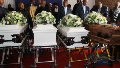 Mournersbidfarewell_49764