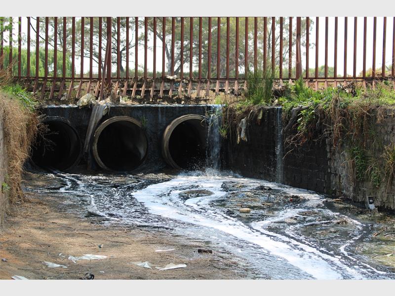It is unclear what the source of the chemical-like odour is. Residents of Verwoerdpark, where the smell is particularly strong, are searching for answers.