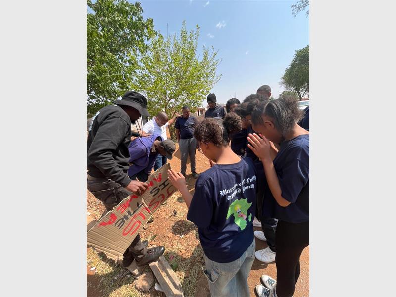 Believers from different ministries joined hands in Eden Park to walk, pray, and proclaim the message of salvation with Youth Arise.