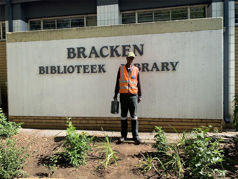 Despite walking nearly two hours each day and relying only on small tips, his dedication has sparked a local initiative to support him with meals and supplies.