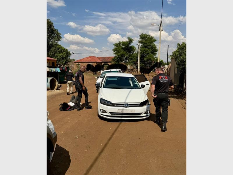 A swift response from Alberton’s security teams ended a tense pursuit through the suburb, as a suspected armed robber was cornered and arrested in Palm Ridge.