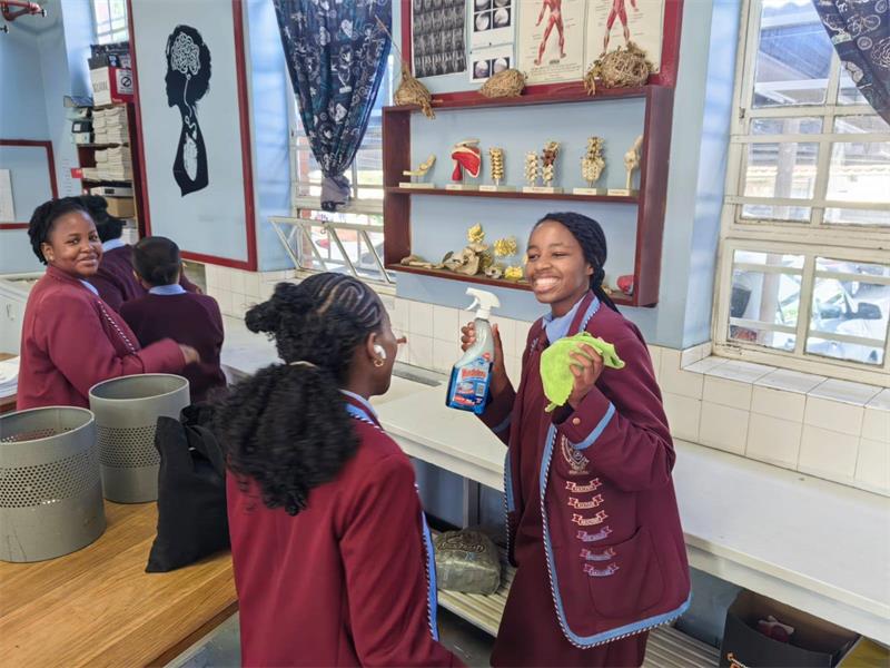 Learners, teachers, and principal Eline Jordaan rolled up their sleeves to show what 77 years of Hoërskool Alberton pride truly means. Hoërskool Alberton celebrated 77 years of tradition, pride, and togetherness.