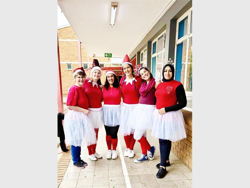 Brackenhurst Primary learners lit up the school with festive civvies and generous food donations, supporting the Ulihlathi Lethu Community Outreach through a joyful early Christmas drive.