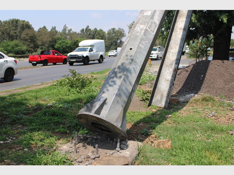 A damaged high mast street light in Alberton is clinging to a single steel bolt and a nearby tree putting motorists, pedestrians, and informal traders at serious risk.