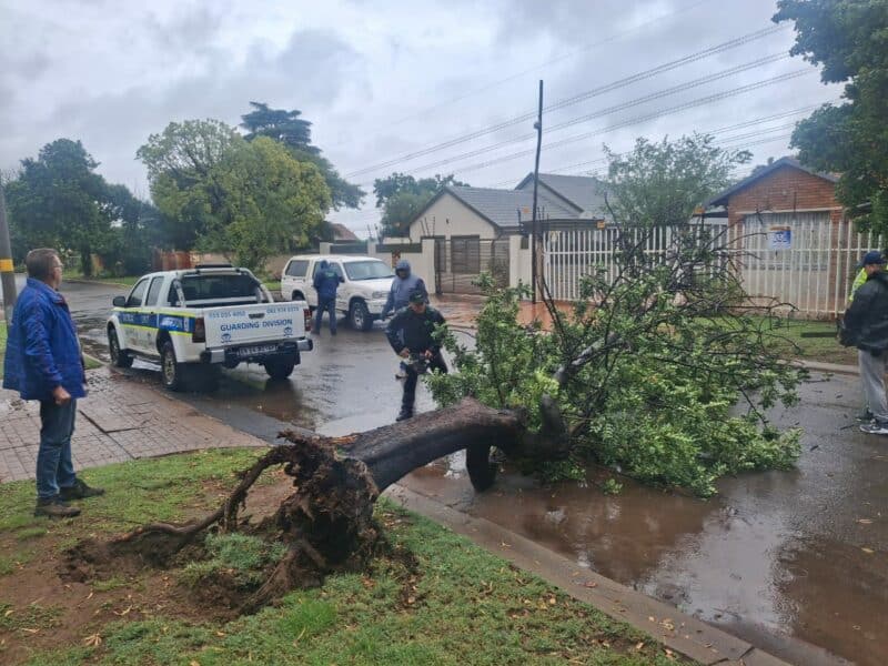 Six Brackendowns CPF members, together with React 24 Security, sprang into action to clear the roads and ensure residents remained safe.